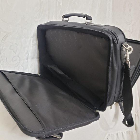 Targus Trademark Notepac Plus Carrying Messenger Bag with Shoulder Straps fit up - Picture 8 of 8